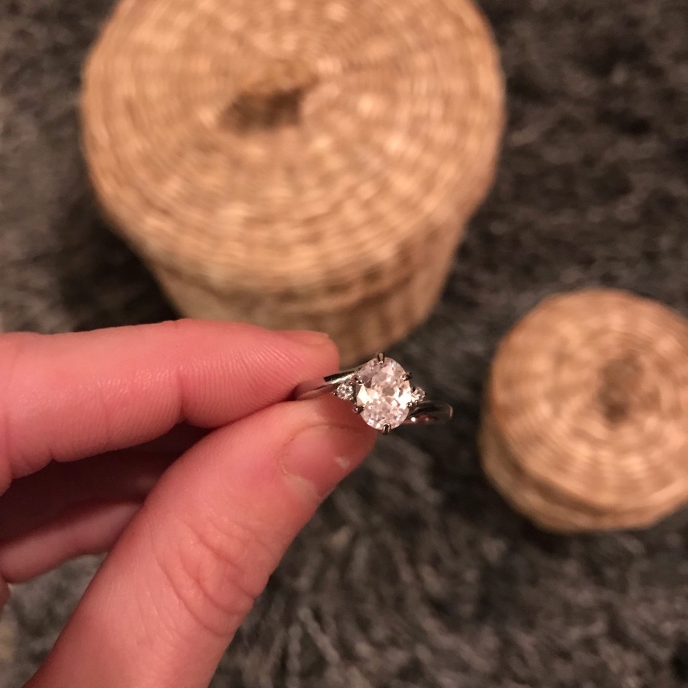 💍three stone ring-size7/8💍